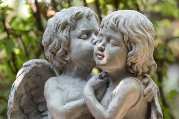 Funeraria Ventura ángeles en cemento abrazados